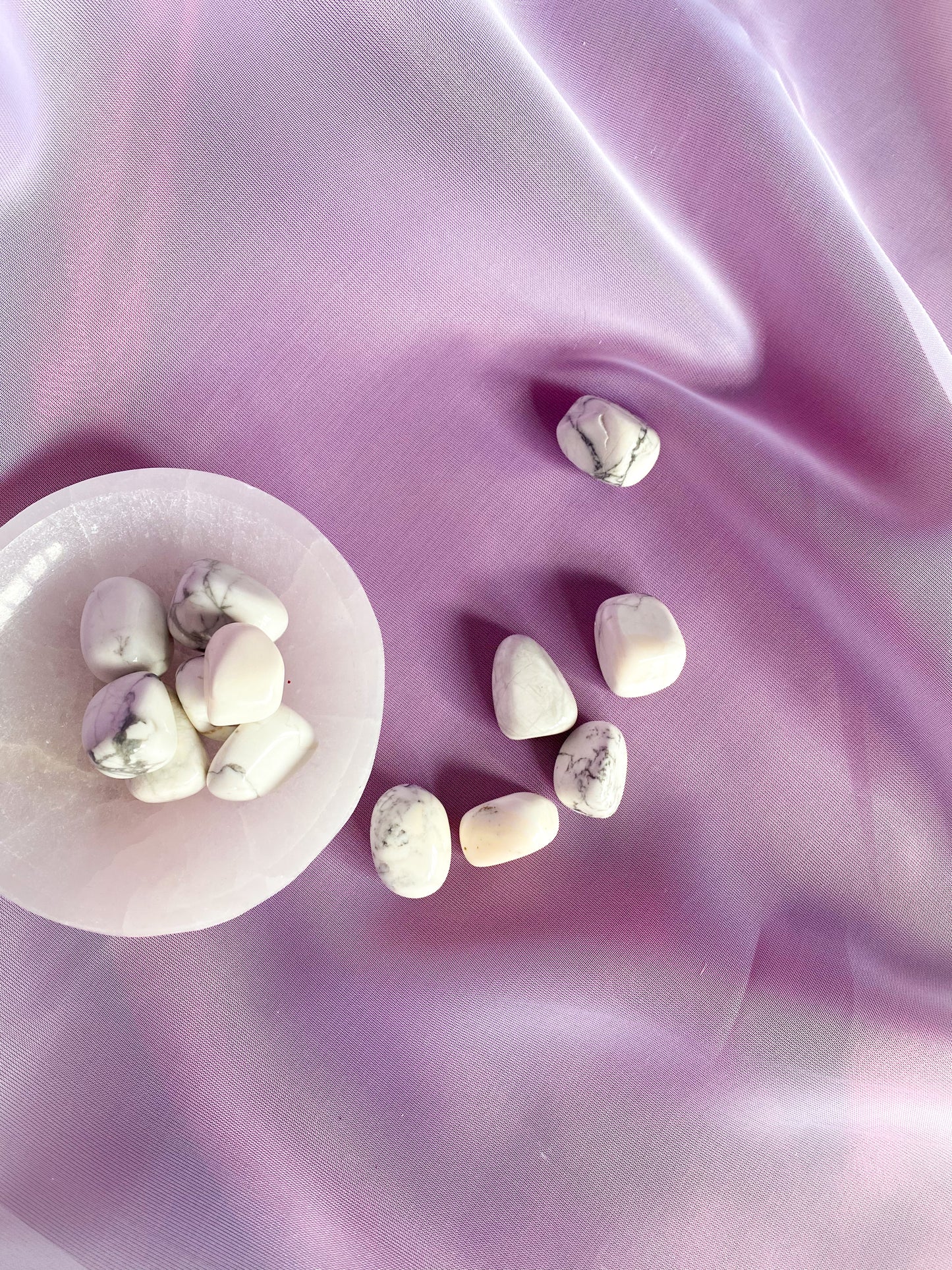 Howlite Tumbled Crystal 20-30 mm