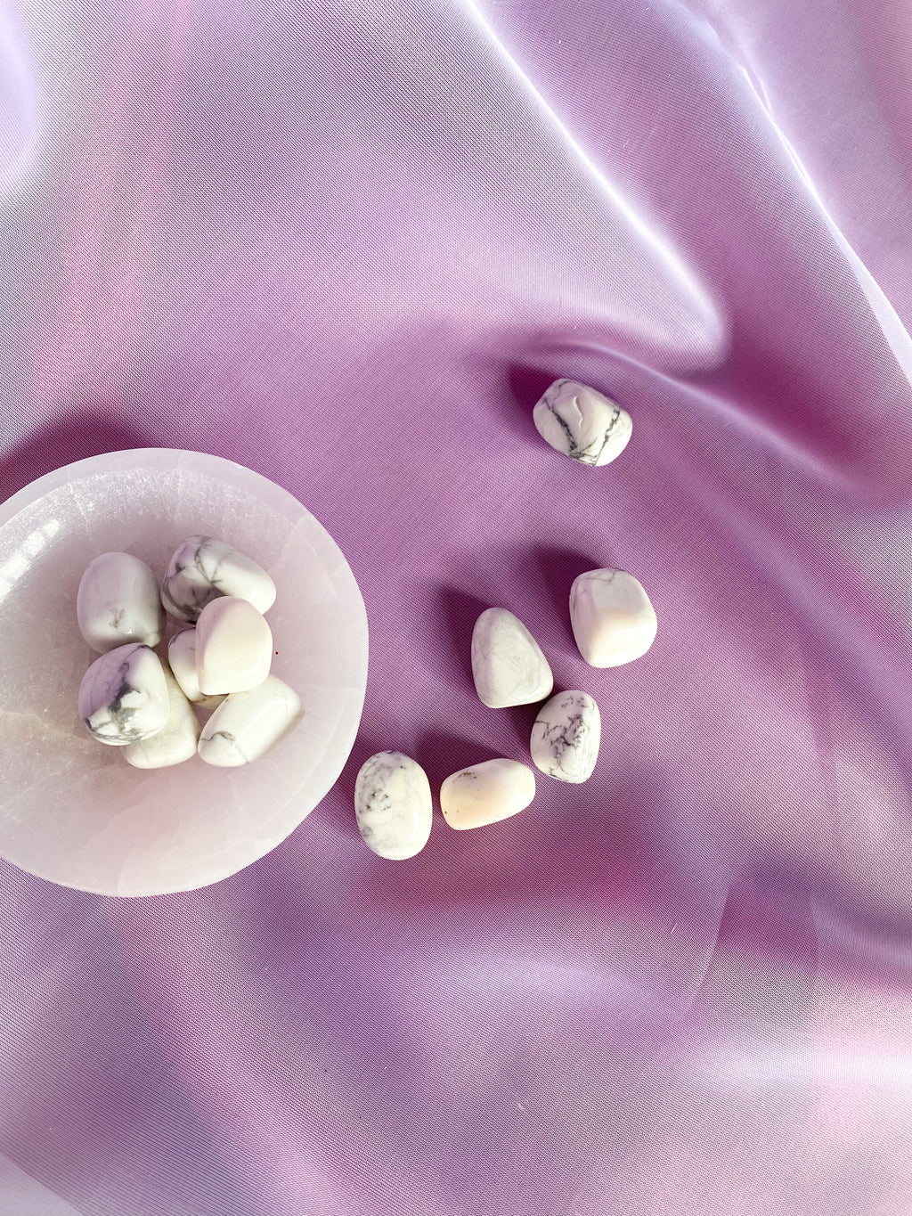 Howlite Tumbled Crystal 20-30 mm