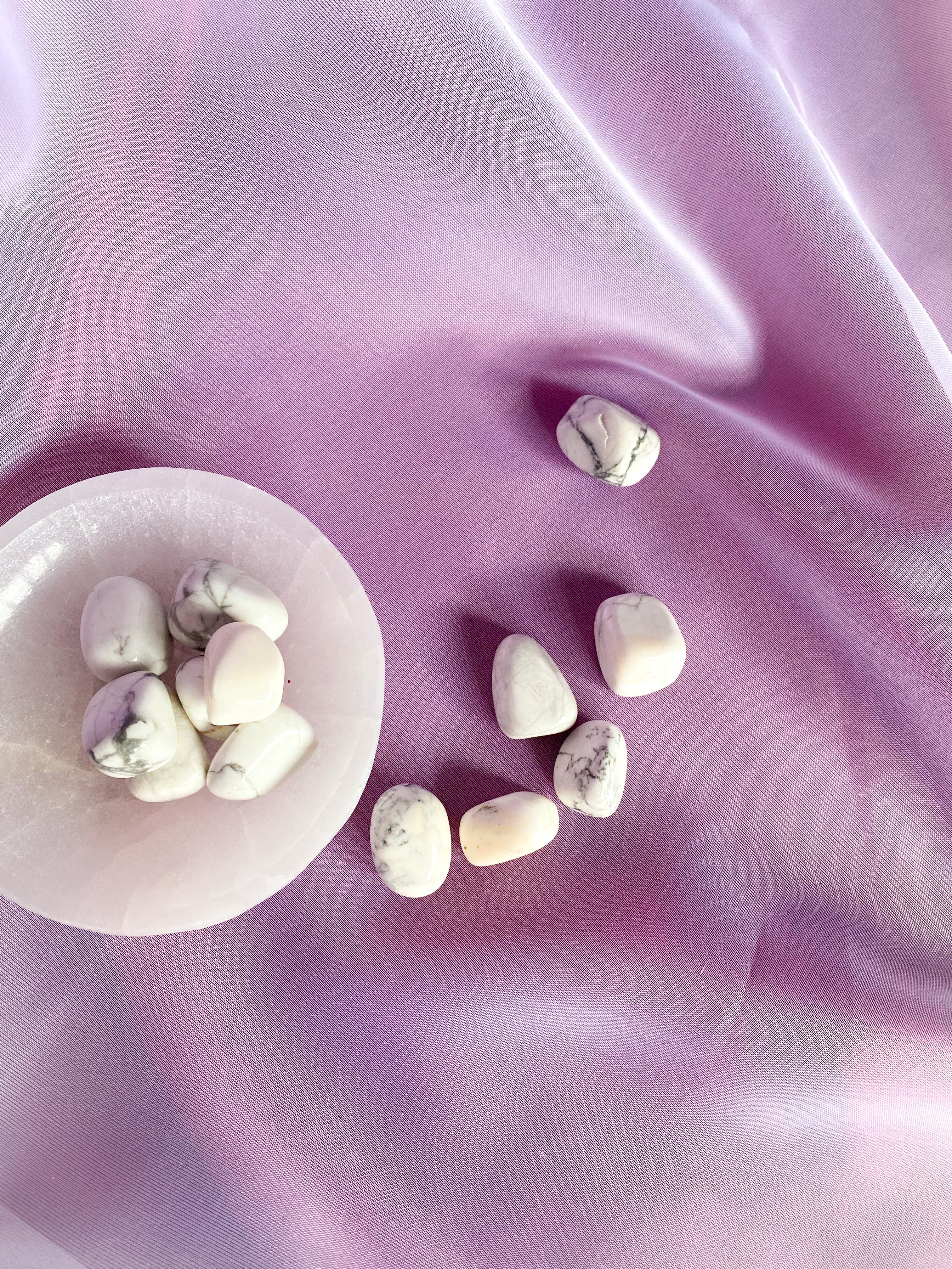 Howlite Tumbled Crystal 20-30 mm