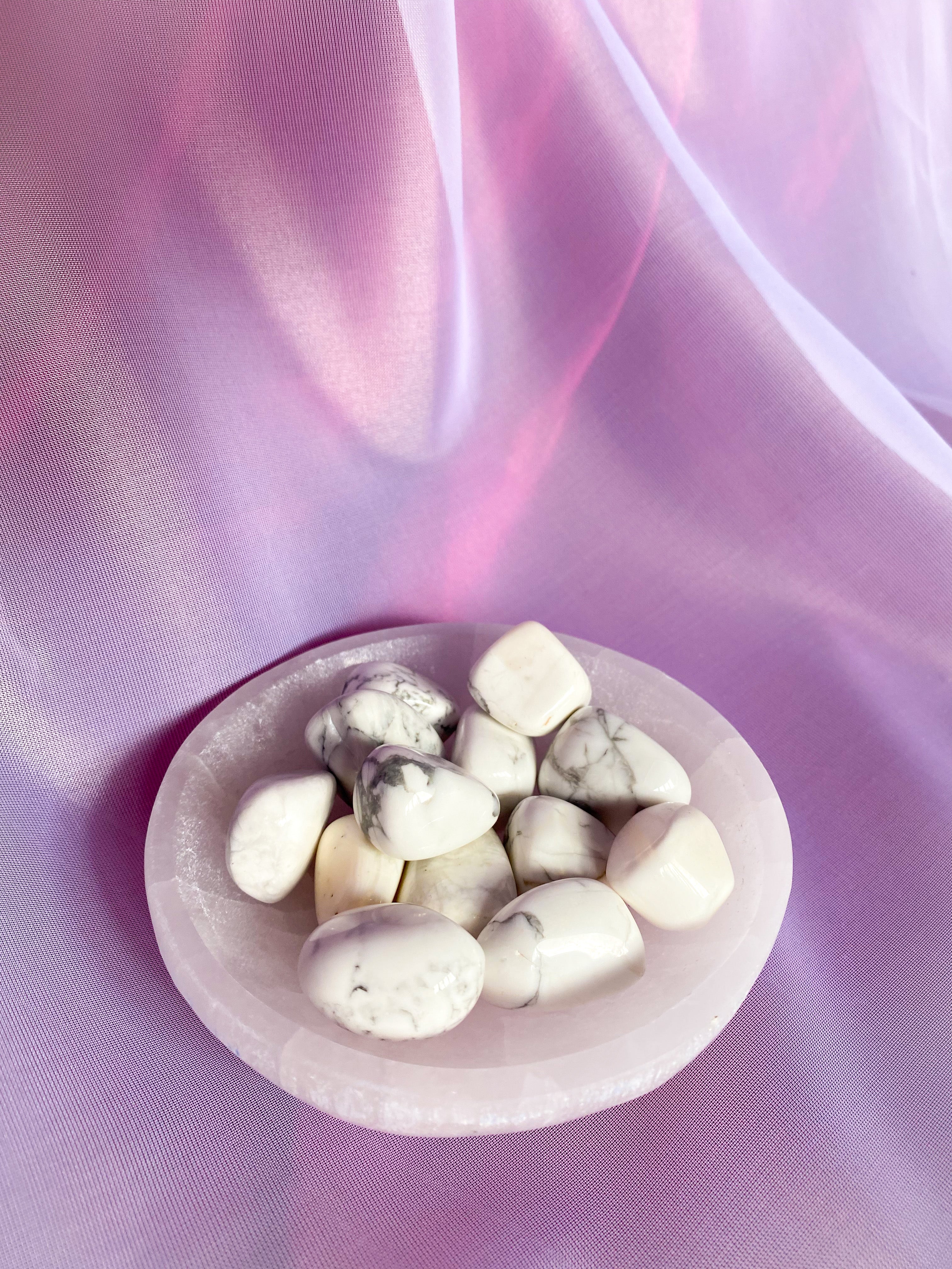 Howlite Tumbled Crystal 20-30 mm